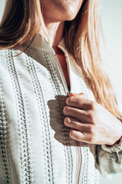 Chamarra bomber tejida blanca piel
