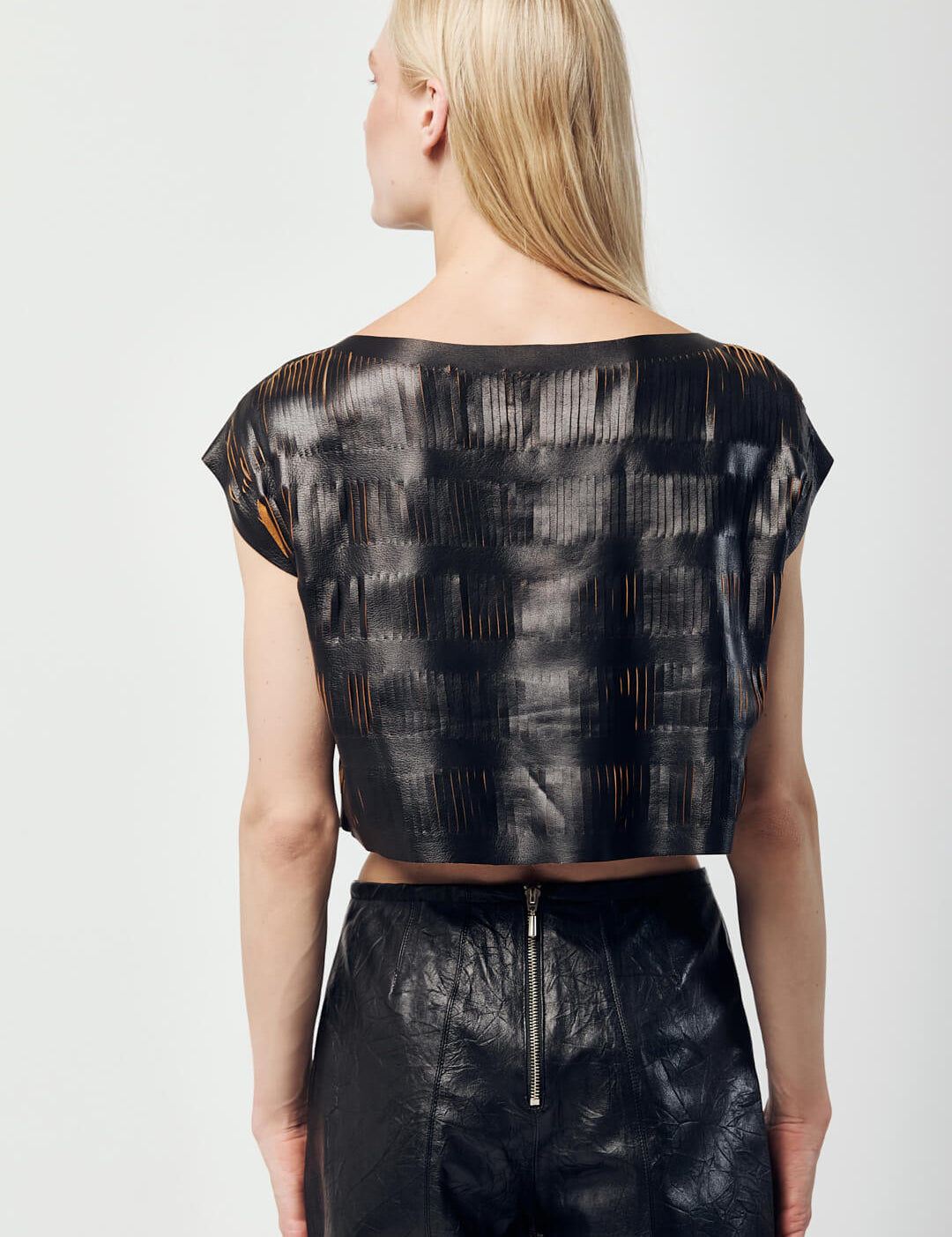 Blusa_cortes_negro_gerel_Piel_Atrio_1.jpg
