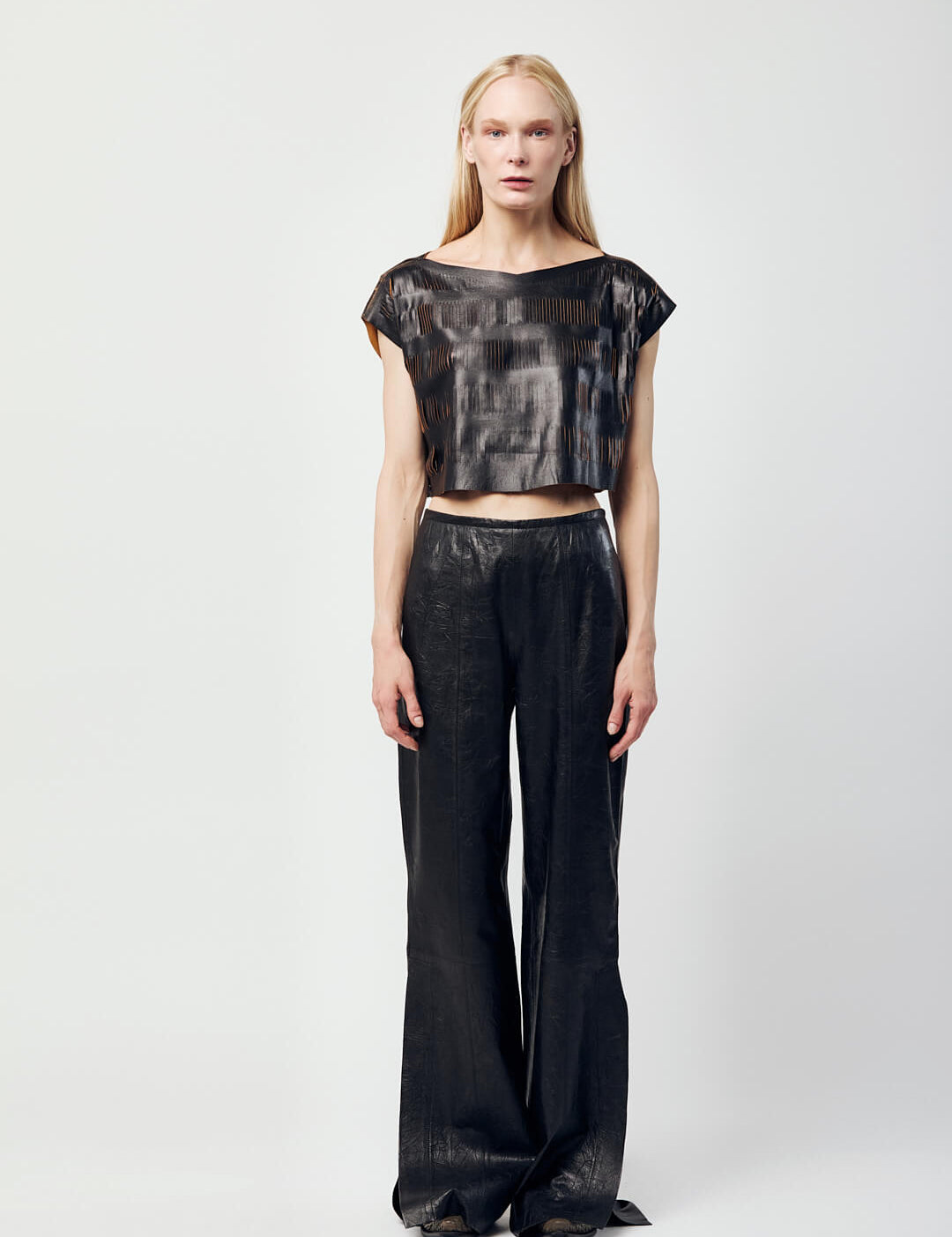 Blusa_cortes_negro_gerel_y_pantalon_elena_largo_negro_Piel_Atrio.jpg