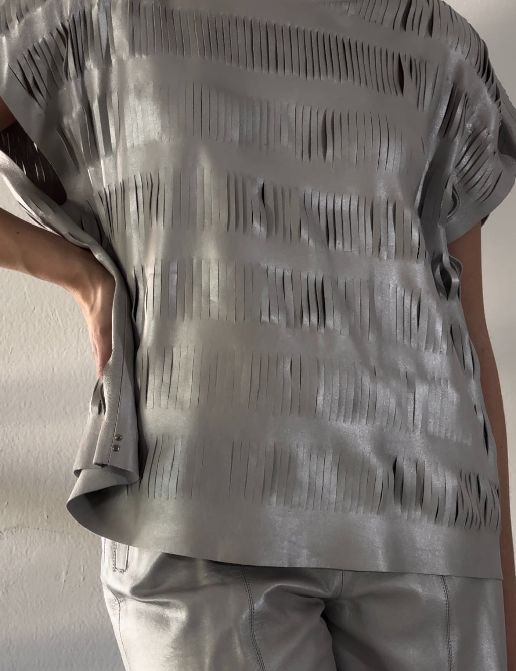 Blusa cortes y short plata metalico Atrio piel