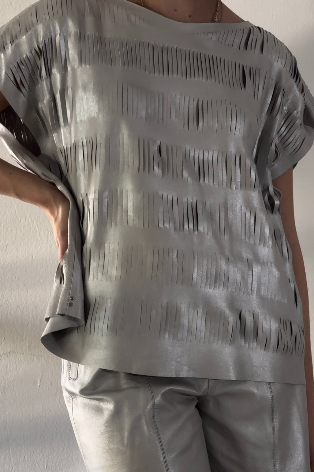 Blusa cortes y short plata metalico Atrio piel