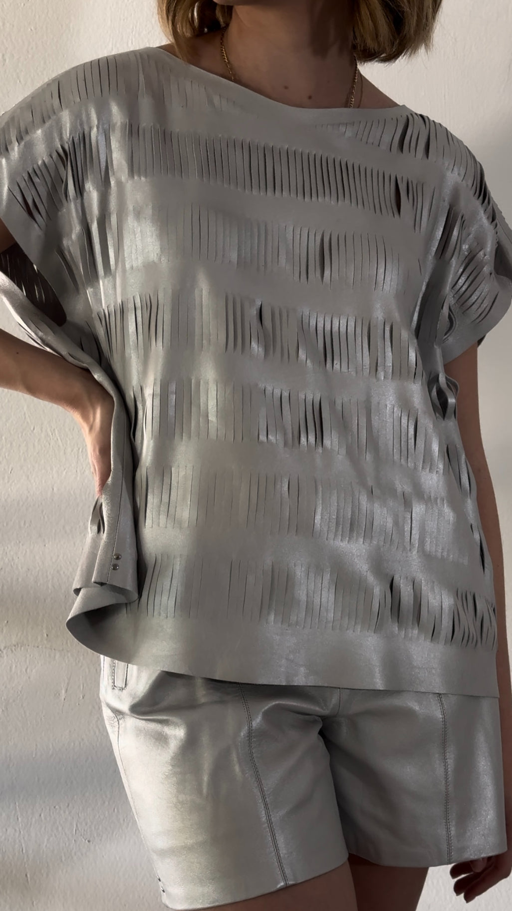 Blusa cortes y short plata metalico Atrio piel