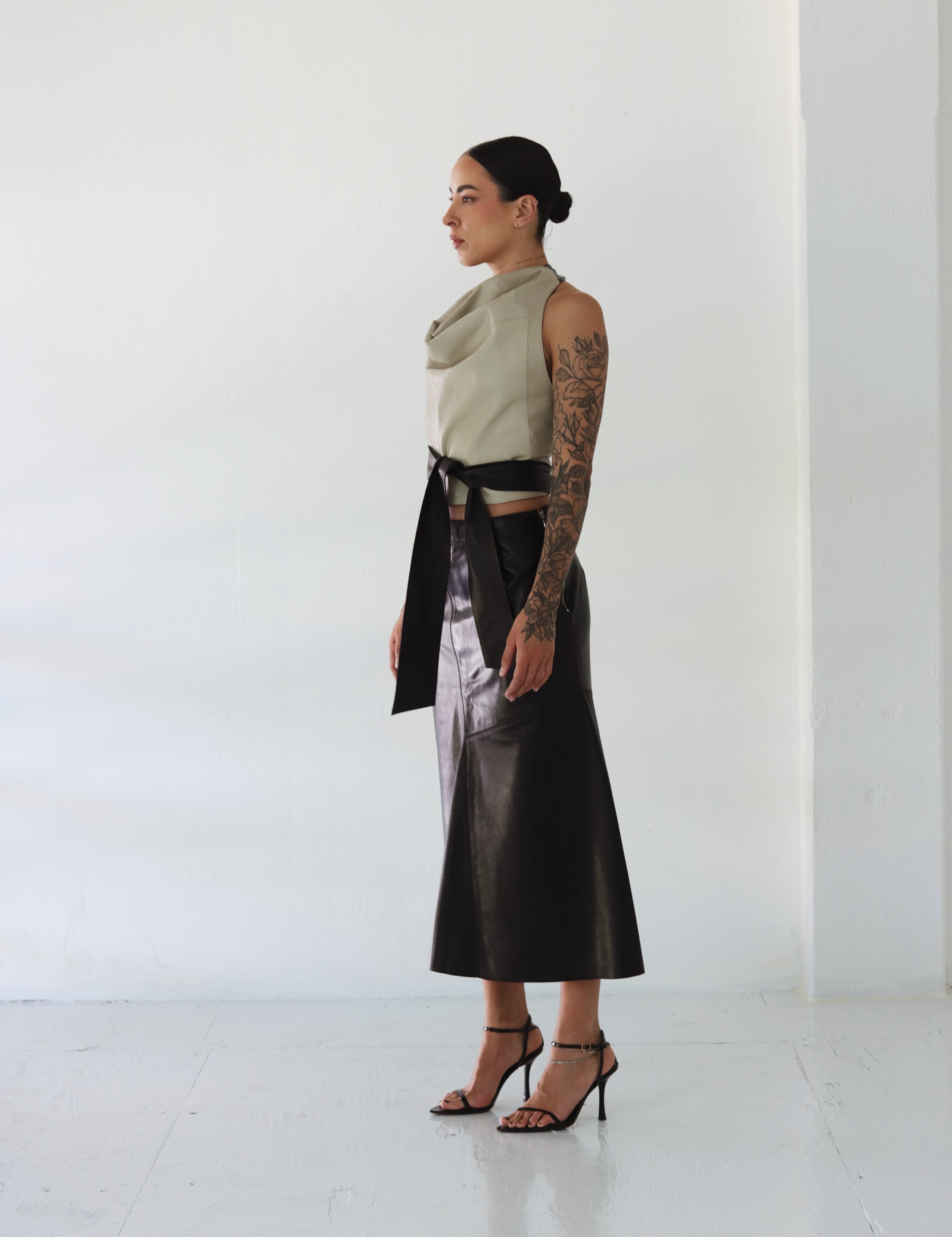 Blusa_halter_hueso_con_negro_y_falda_magnolia_negra_Piel_Atrio_2.jpg