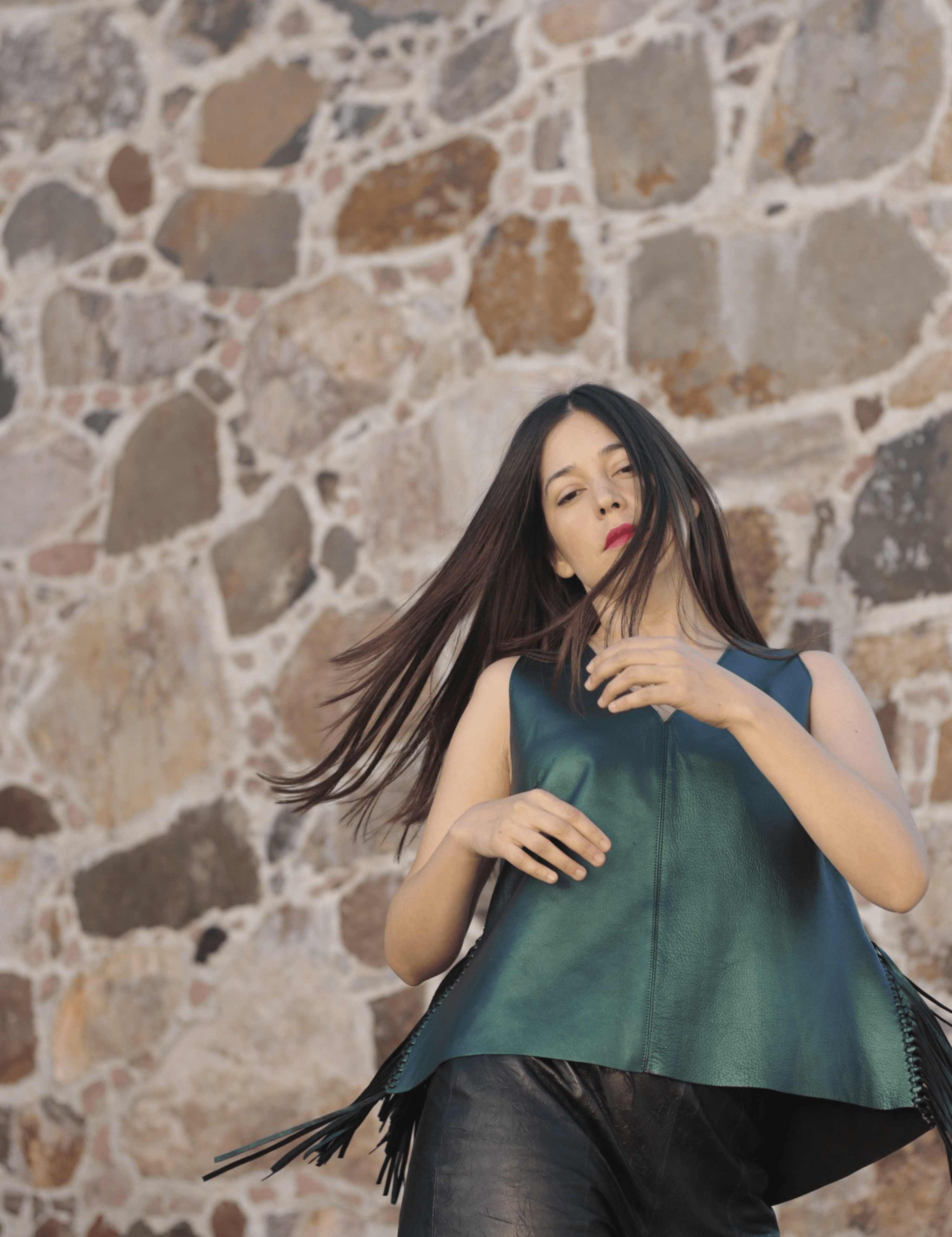 Blusa_laila_tiras_verde_tornasol_Piel_Atrio_4.png