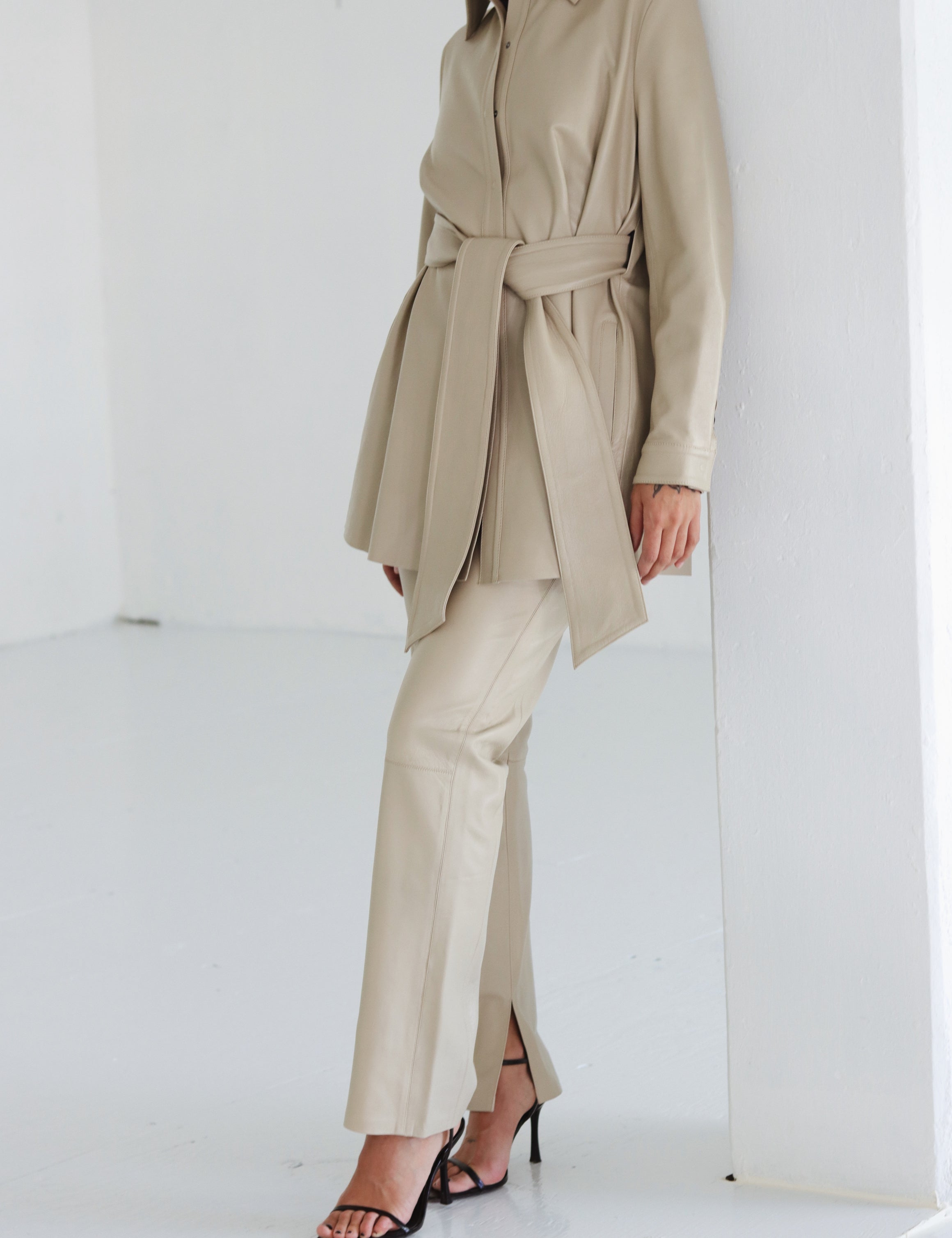 Camisola_Herrera_hueso_y_pantalon_classic_hueso_Piel_Atrio_2.jpg