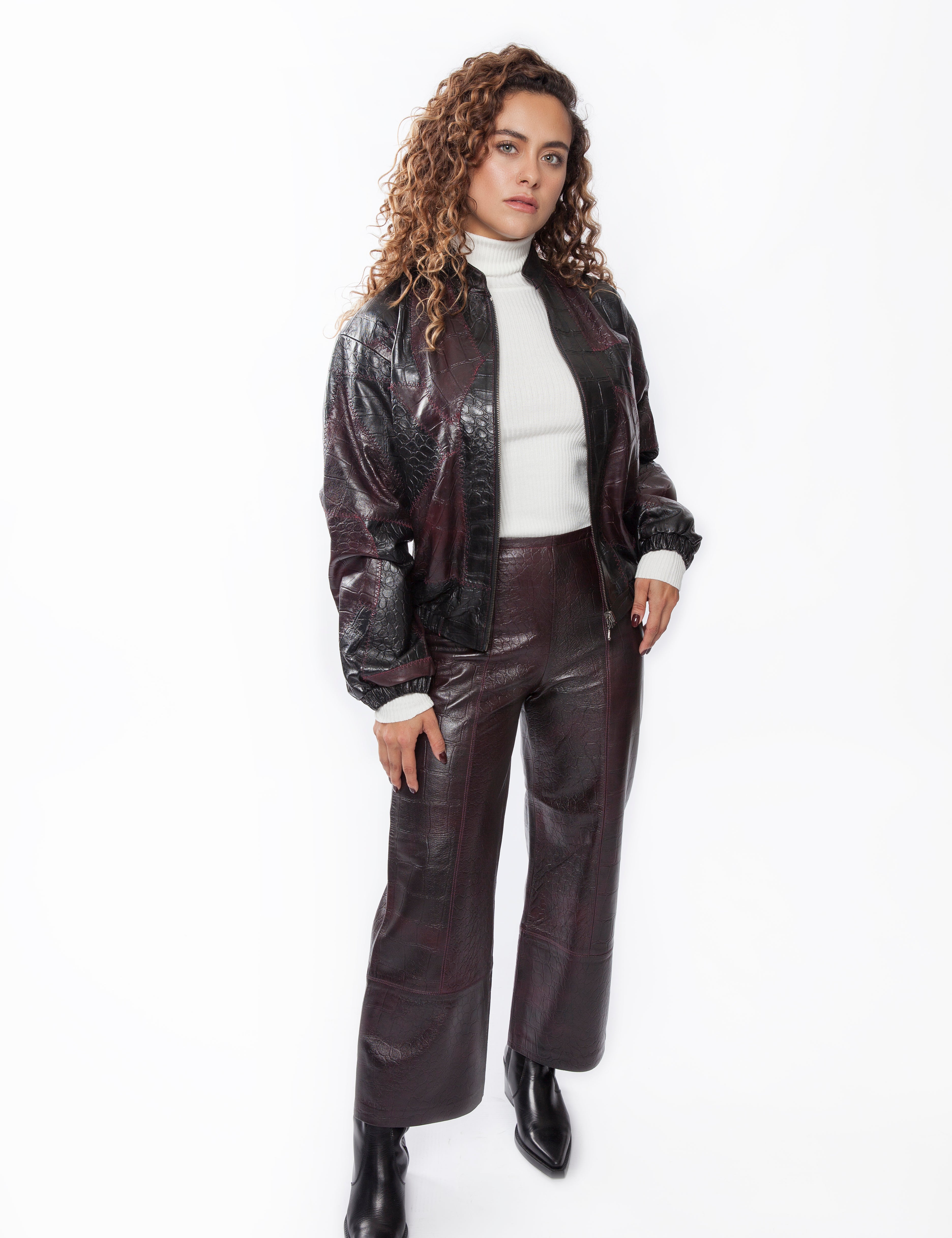 Chamarra_bomber_parches_coco_vino_y_pantalon_yolanda_culotte_coco_vino_Piel_Atrio.jpg