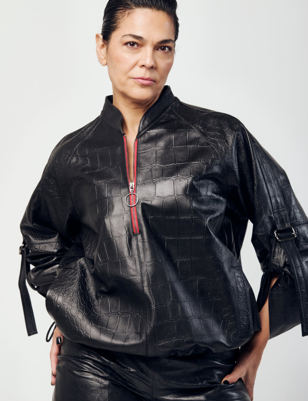 Chamarra_jogger_coco_vino_Piel_Atrio_5.jpg
