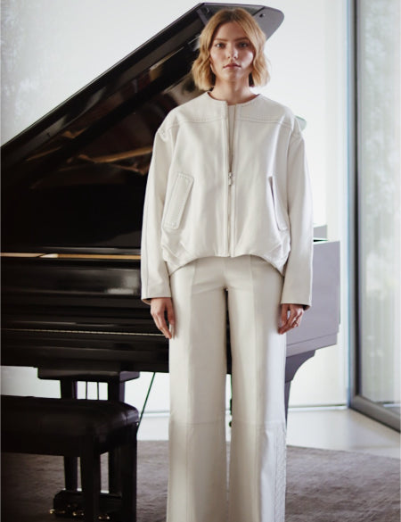 Chamarra_maximiliano_blanca_y_pantalon_elena_largo_blanco_Piel_Atrio_2.jpg