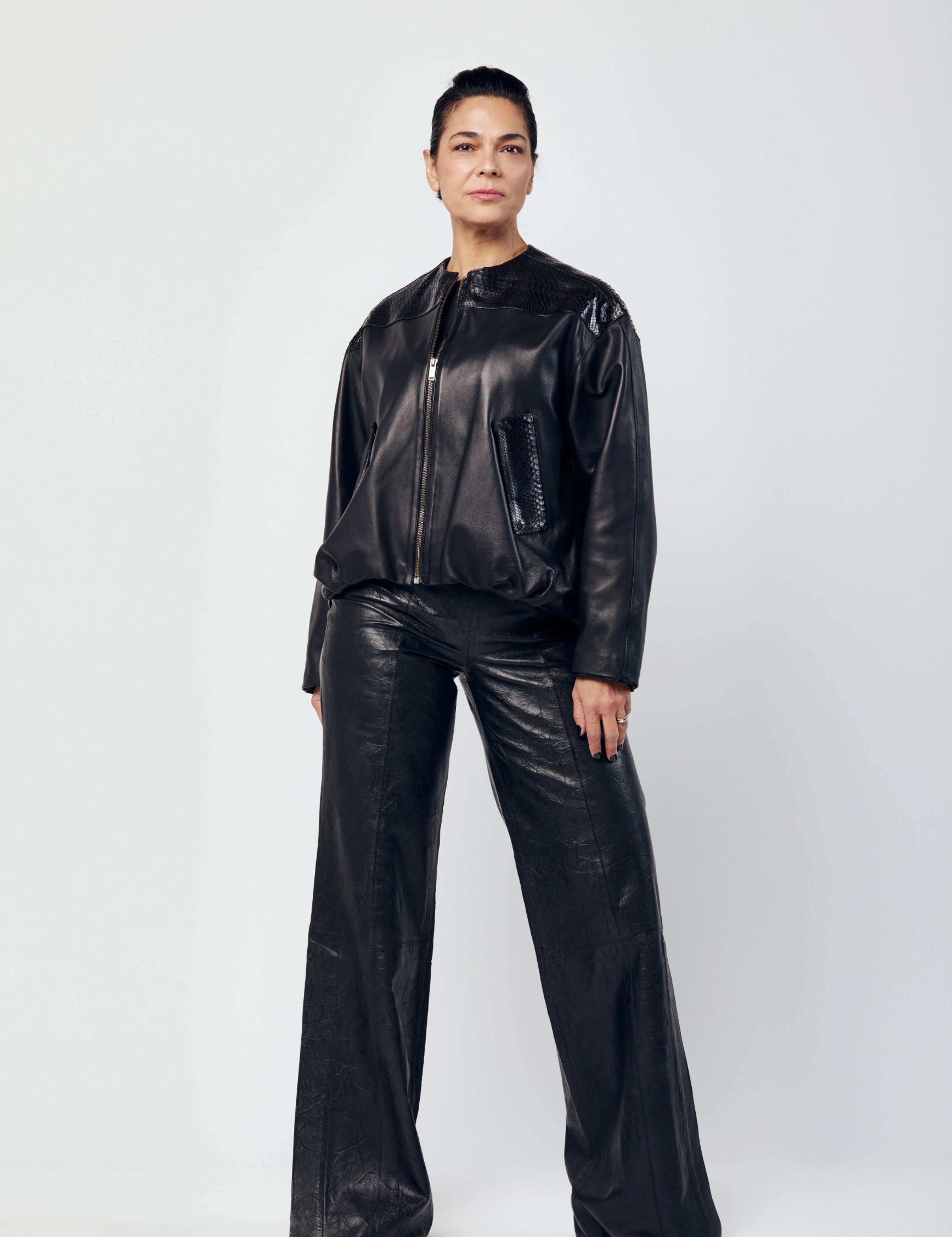 Chamarra_maximiliano_negro_y_pantalon_elena_largo_negro_Piel_Atrio.jpg