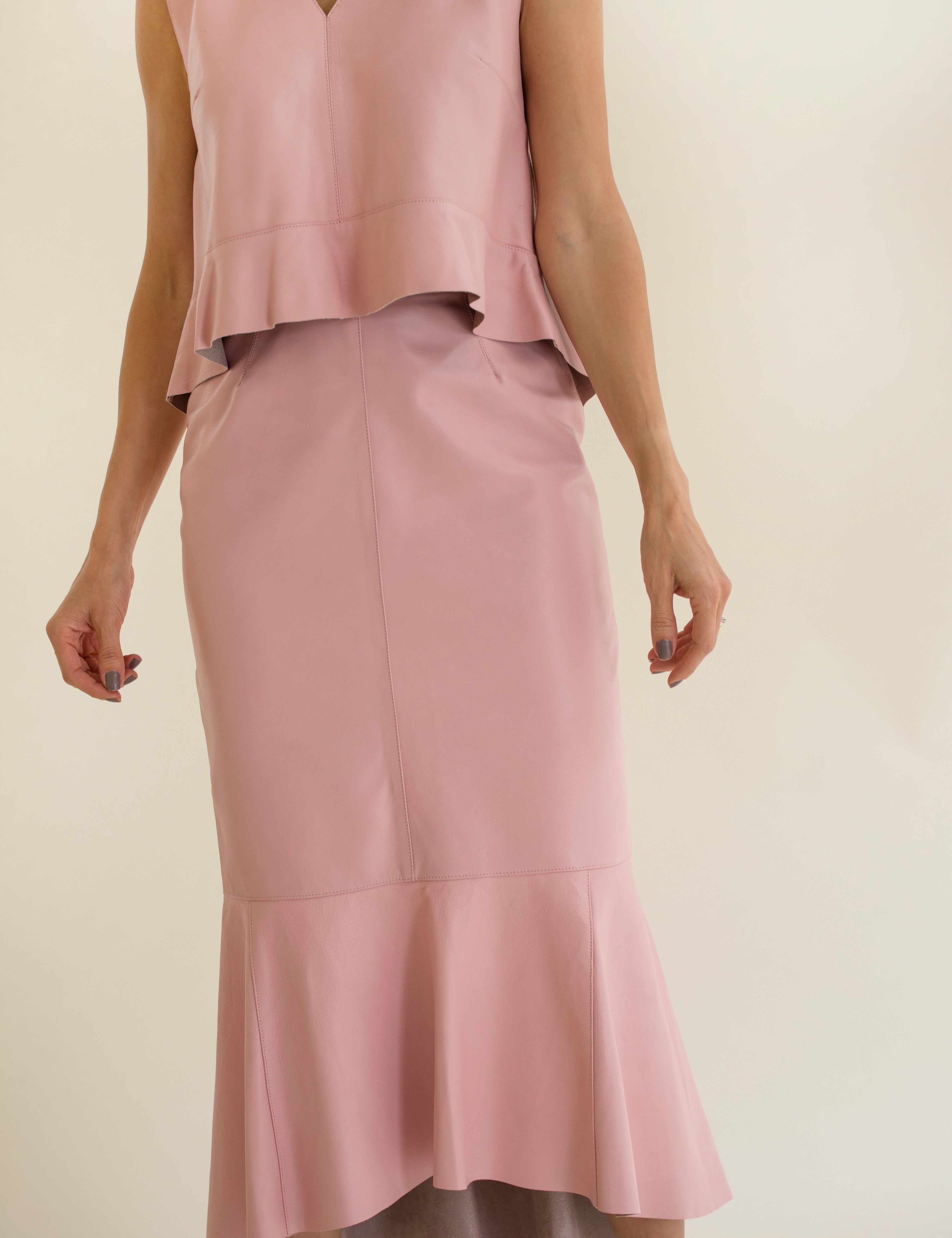 Falda_lapiz_y_blusa_olan_cintura_rosa_claro_Piel_Atrio.jpg
