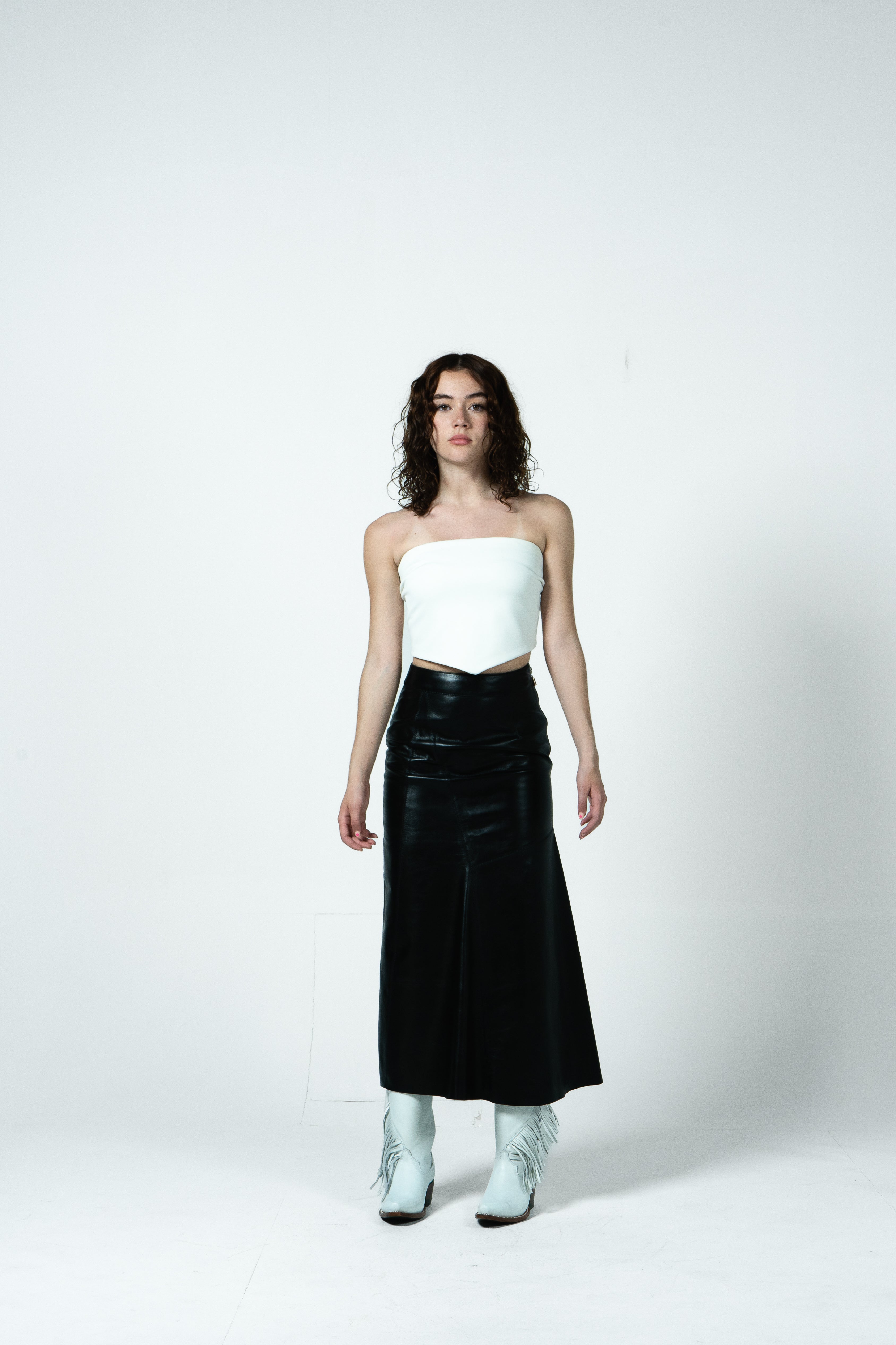Falda_magnolia_negro_y_botas_laila_tiras_blanco_Piel_Atrio_3.jpg