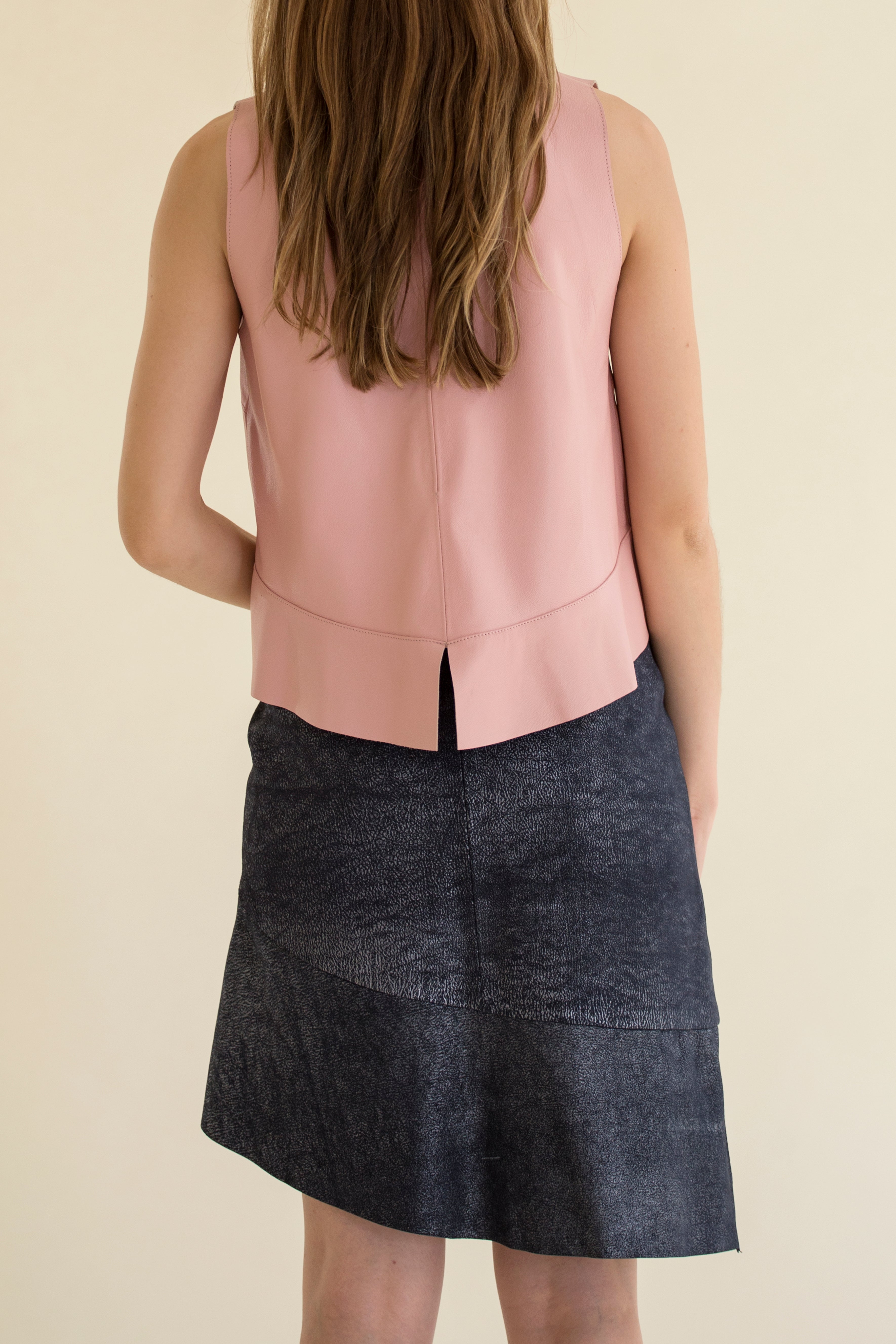 Falda_margarita_azul_simbiosis_y_blusa_olan_cintura_rosa_Piel_Atrio.jpg