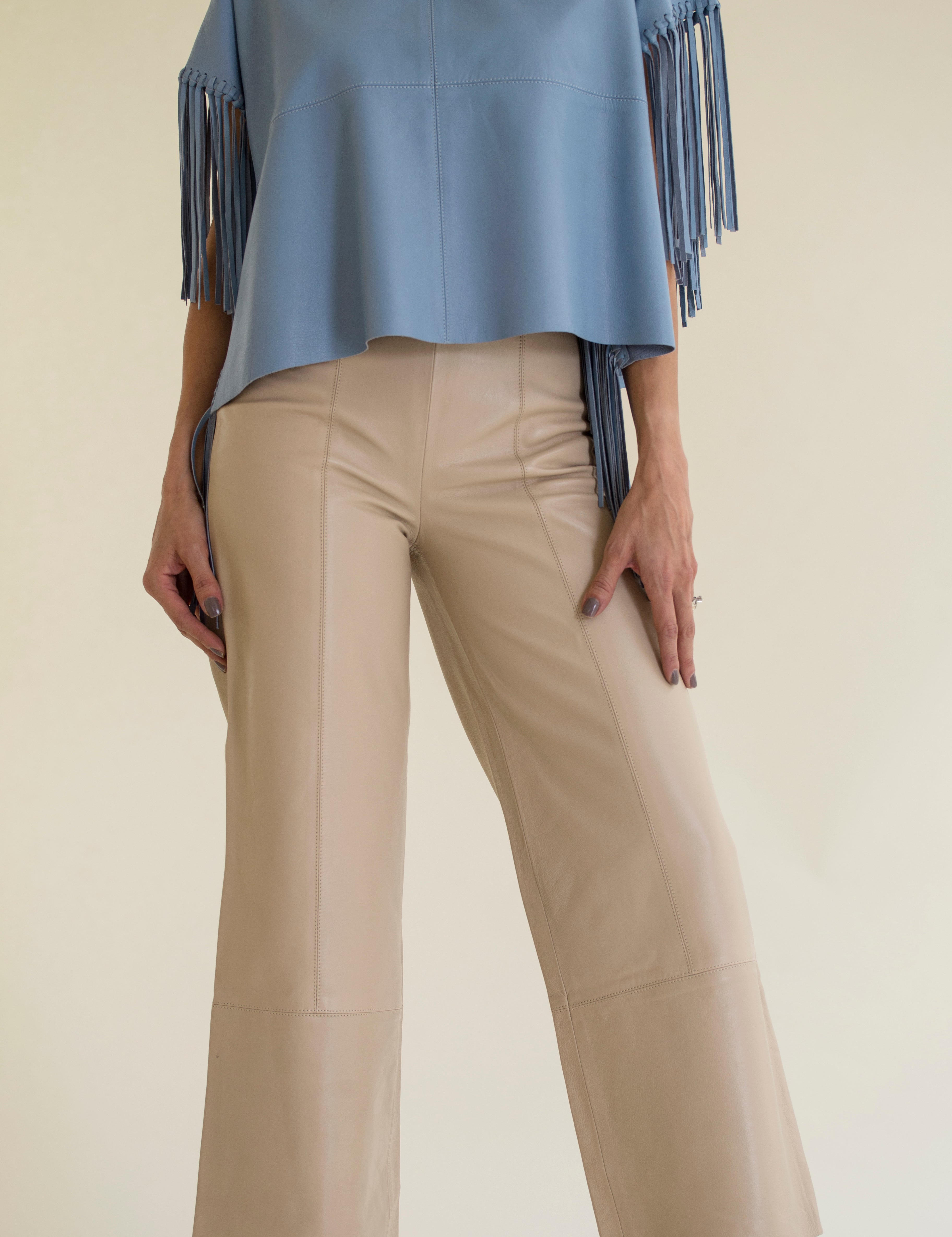 Pantalon_yolanda_culotte_hueso_y_poncho_tiras_azul_claro_Piel_Atrio.jpg