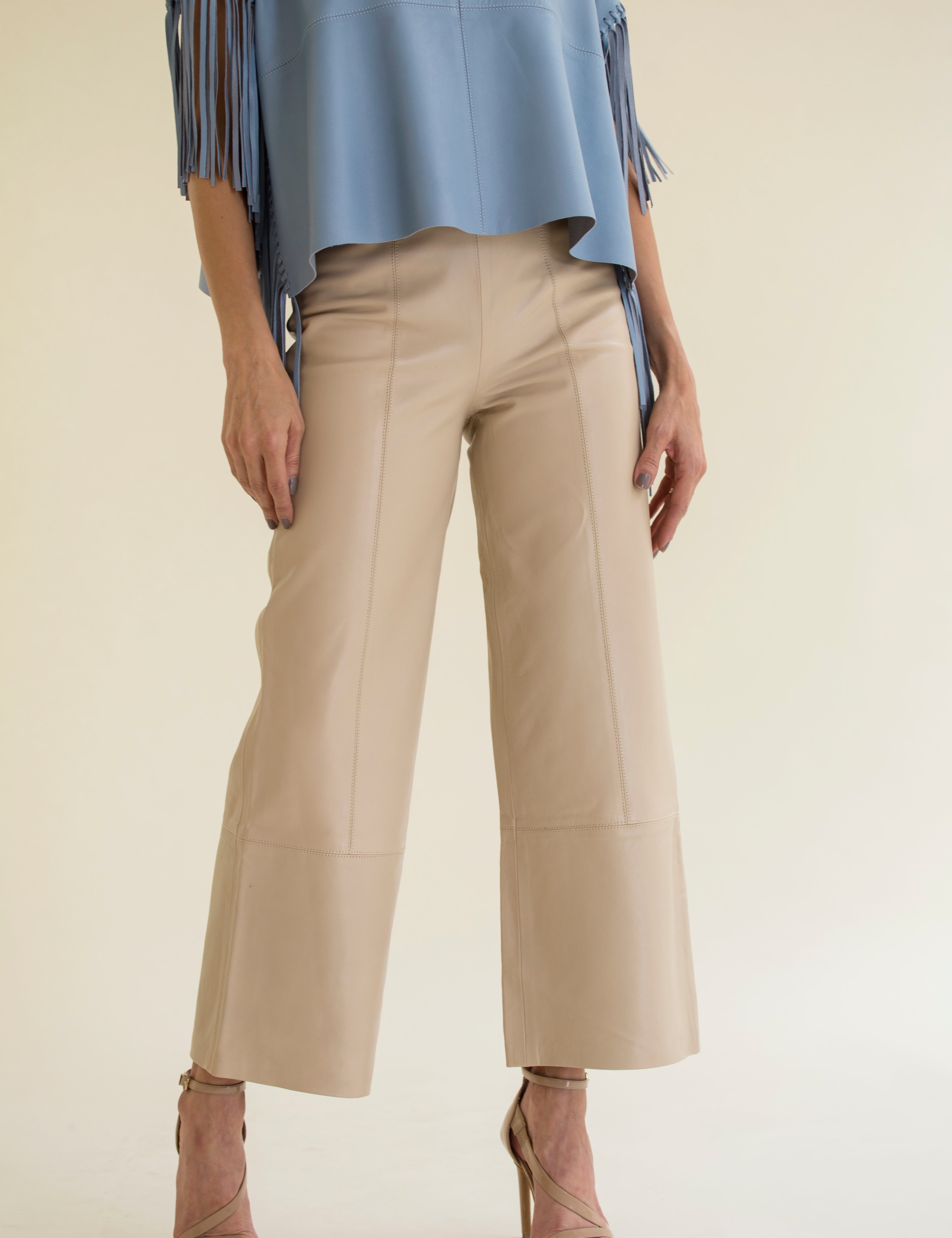 Pantalon_yolanda_culotte_hueso_y_poncho_tiras_azul_claro_Piel_Atrio_1.jpg