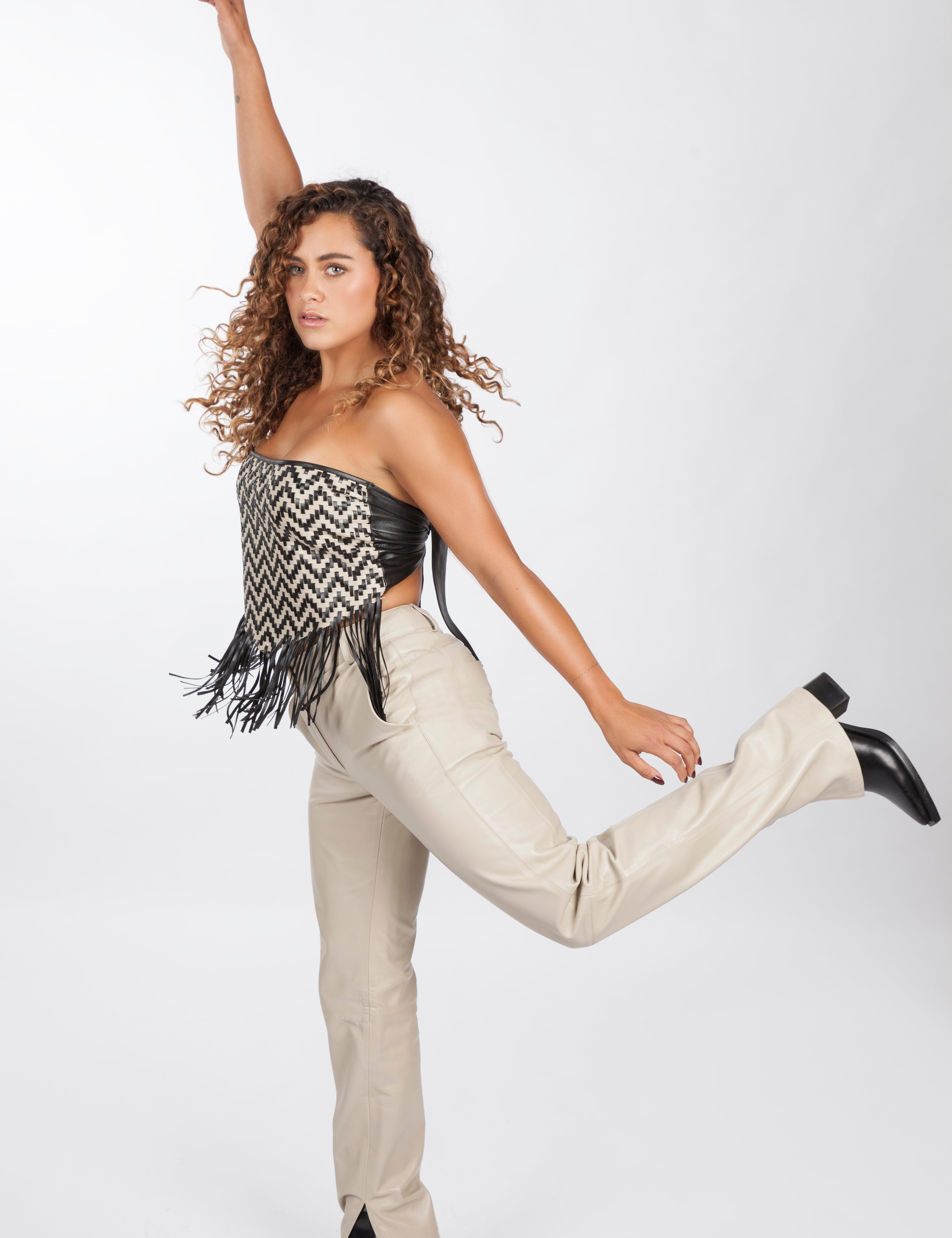 Top_grecas_negro_con_hueso_y_pantalon_classic_hueso_Piel_Atrio.jpg